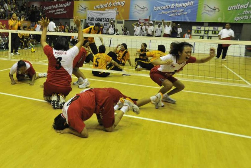 Pevoli Indonesia meluapkan kegembiraannya setelah berhasil menang atas Malaysia pada final Voli Duduk Putri ASEAN Para Games (APG) VI di GOR Manahan, Solo, Jawa Tengah, Senin (19/12/2011). 