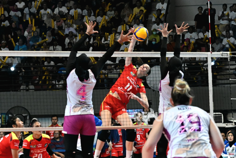 Pevoli Jakarta Pertamina Enduro Shcherban (tengah) melakukan smes dan coba dihalau pevoli Jakarta Popsivo Polwan pada pertandingan Final putri Proliga 2025 di GOR Amongrogo, Yogyakarta (10/5/2025). 