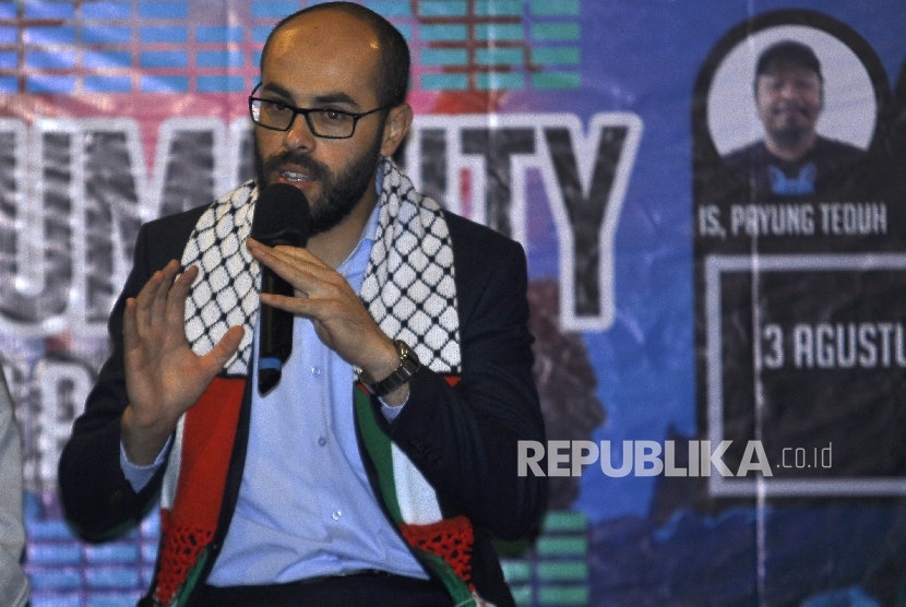  Pewakilan dari Palestine Syeikh Al Iman Abdul Qadir Al Mabhuh (kanan) menyampaikan paparanya saat acara talkshow Sound Of Humanity, Konser Cinta bagi Rakyat Palestina, disalah satu Caffe Sawangan, Depok, Kamis (3/8).
