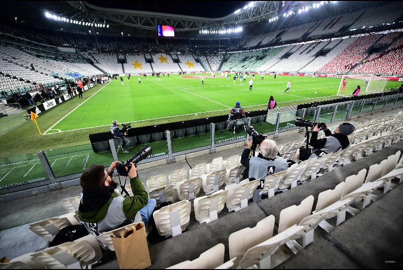 Pewarta foto di bangku penonton pada laga antara Juventus melawan Inter Milan di  Allianz Stadium, Turin, Senin (9/3) dini hari. (Massimo Pinca/Reuters)