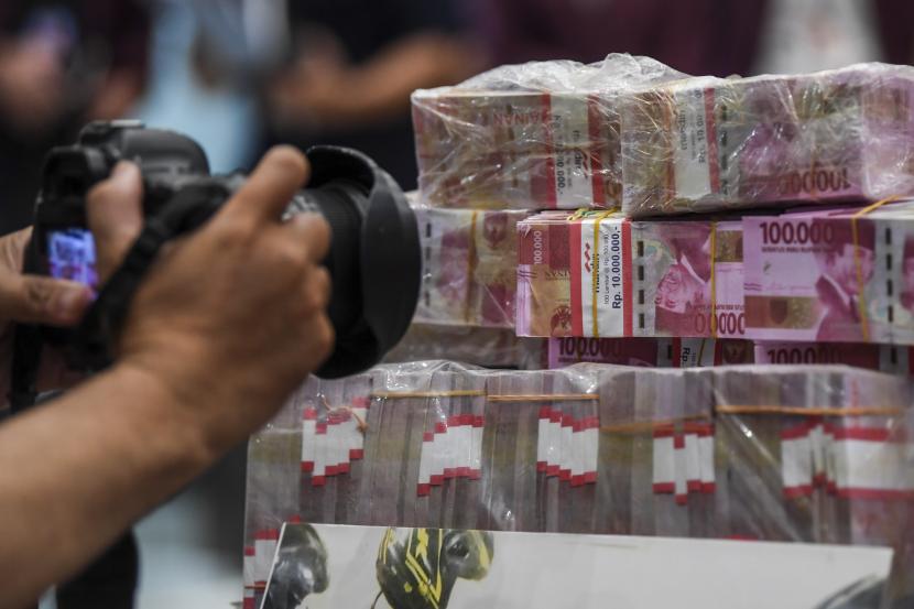 Pewarta foto memotret barang bukti mata uang rupiah palsu (ilustrasi)