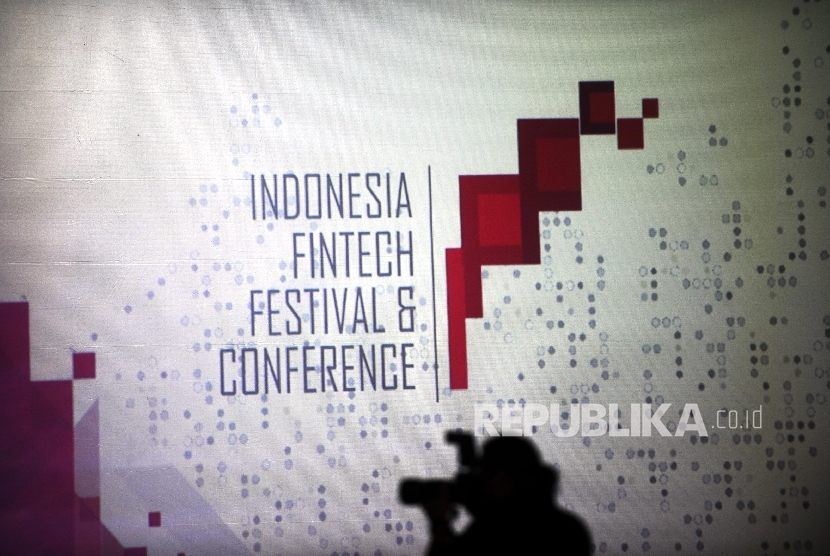 Pewarta foto memotret saat pembukaan Indonesia Fintech and Festival di Indonesia Conference Exhibition (ICE) BSD, Tangerang, Senin (29/8).