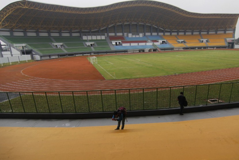 Pewarta foto mengambil gambar tribun stadion setelah peresmian stadion Bekasi, Jawa Barat, Senin (10/3). Stadion yang berkapasitas 30.000 penonton setelah diresmikan akan digunakan pertama kali untuk latihan timnas U-19.