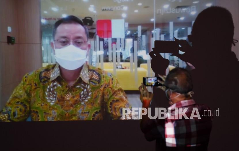 Pewarta memotret terdakwa kasus dugaan korupsi bansos Juliari Batubara melalui layar saat menjalani sidang lanjutan secara virtual di gedung KPK, Jakarta, Senin (9/8).