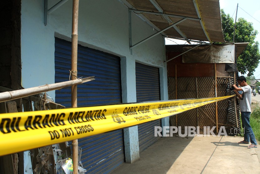 Pewarta mengabadikan toko yang terpasang garis polisi pasca penggerebekan terduga pelaku teroris, di kawasan Babelan, Kabupaten Bekasi, Jawa Barat, Ahad (5/5/2019).