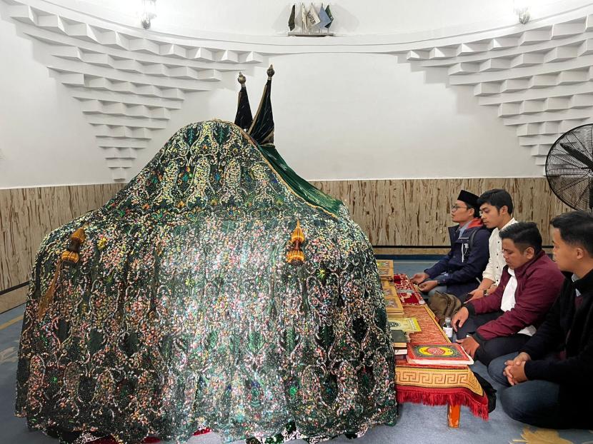 Peziarah berdoa di depan makam sahabat Nabi Muhammad SAW, Saad bin Abi Waqqash, Selasa (11/1/2024). Area makam tersebut ramai dikunjungi umat Islam yang sedang berkunjung ke Kota Guangzhou, Provinsi Guangdong, China. 