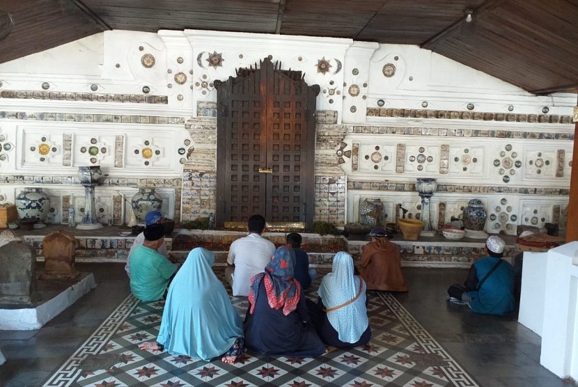 Peziarah di makam Sunan Gunung Jati atau Syekh Syarif Hidayatullah di Desa Astana, Kecamatan Gunung Jati, Kabupaten Cirebon, Rabu (5/6).