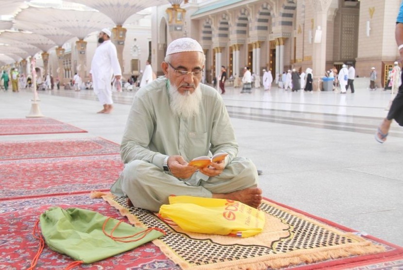 Peziarah haji berdoa di Masjid Nabawi, Madinah.