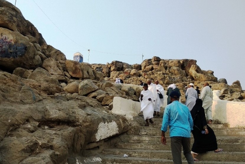Peziarah mendaki Jabal Rahmah di Arafah, Makkah. Lokasi tersebut berada tepat di tengah wilayah wukuf Arafah.