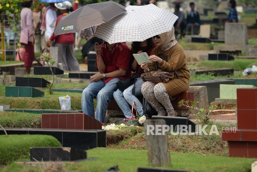  Peziarah mendoakan anggota keluarga mereka yang telah meninggal dunia di TPU Karet Bivak, Jakarta, Ahad (5/6). (Republika/ Wihdan)