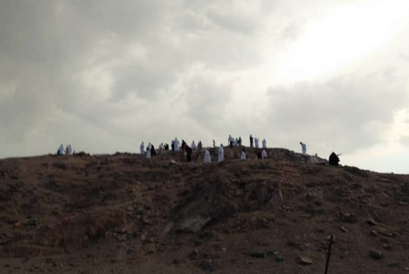Peziarah mengunjungi Bukit Rumat di Kompleks Syuhada Uhud, Madinah, Senin (10/9). Di bukit itu bertempat para pemanah Madinah yang meninggalkan posisi saat sedang unggul dalam Perang Uhud.