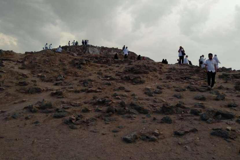 Khalid bin Walid mengalahkan pasukan Muslim saat Perang Uhud. Bukit rumat di perbukitan Uhud.