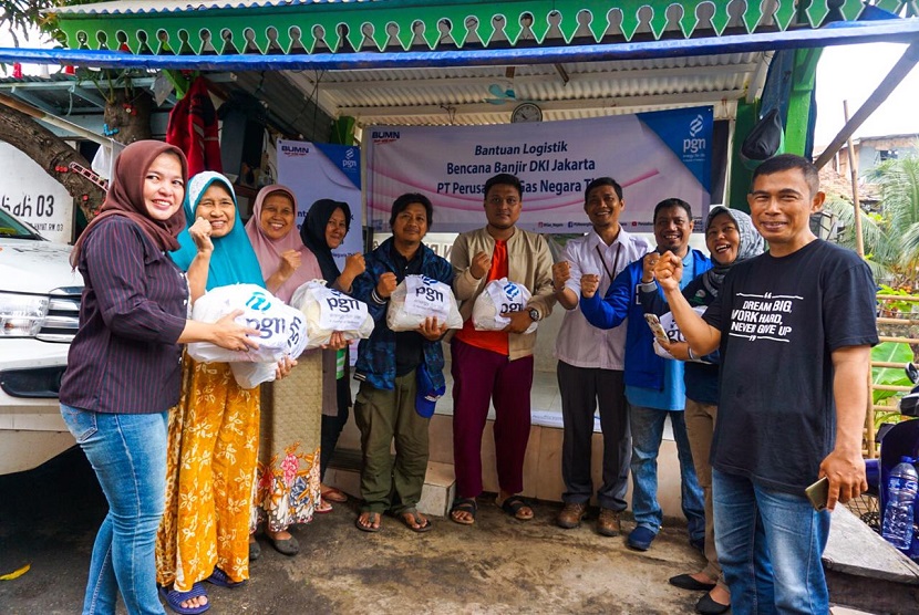 PGN bersama Rumah Zakat distribusi 300 paket bantuan untuk masyarakat terdampak banjir Jabodetabek. Distribusi kali ini di lakukan di kelurahan Kwitang, Kecamatan Senen, Jakarta, Senin (6/1).