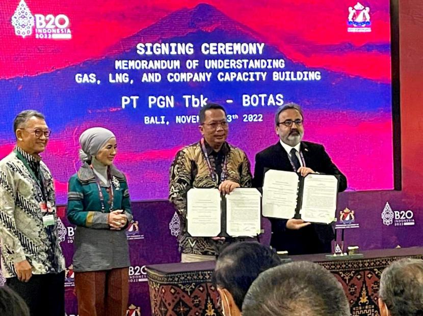 PGN dan BOTAS menandatangani nota kesepahaman atau MoU tentang kerja sama suplai gas bumi dan LNG, serta pengembangan kerja sama hidrogen, infrastruktur LNG, LNG Trading, fasilitas storage gas bumi bawah tanah, pengembangan SDM, hingga potensial bisnis lainnya di Bali, Ahad (13/11).
