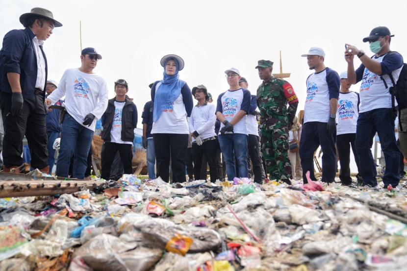 PGN melakukan aksi bersih-bersih Pantai Teluk Labuan, Pandeglang, Banten. 