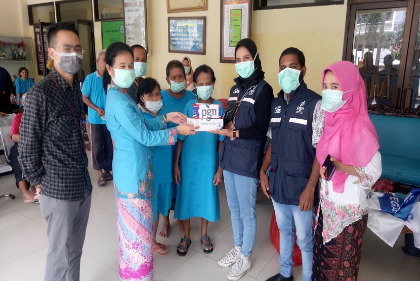PGN menyalurkan CSR bantuan untuk lawan covid-19 pada Panti Sosial Tresna Werdha Budi Mulia 2 Jelambar, Jakarta Barat, Jumat (27/3) akhir pekan lalu sebanyak 250 masker dan 300 pasang box sarung tangan medis.