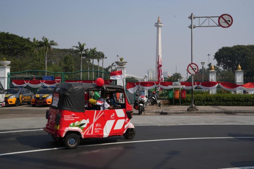 PGN menyediakan Bajaj Gas Bumi Spesial Kemerdekaan di wilayah Jakarta Pusat dengan tarif Rp 1.700 per delapan kilometer.