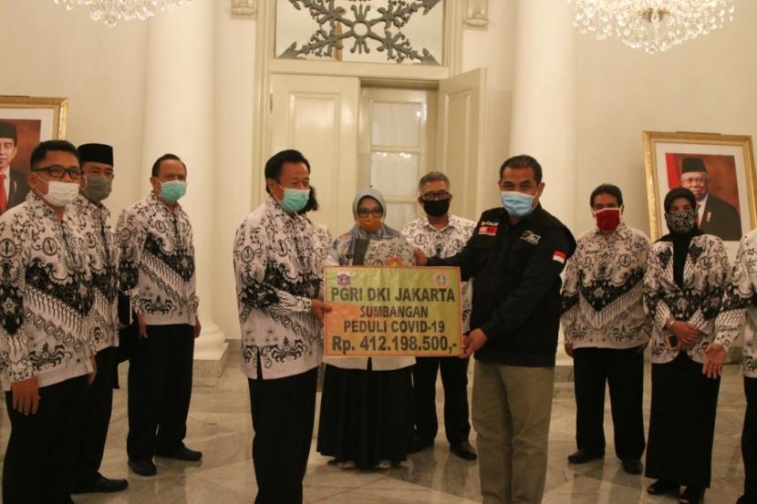 PGRI menyerahkan donasi senilai Rp 412 juta kepada ACT dalam program Kolaborasi Sosial berskala Besar (KSBB) yang diselenggarakan Pemerintah Provinsi DKI Jakarta di Balai Kota, Jakarta Pusat. 