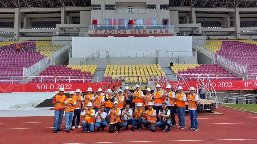 Pgs Direktur Enterprise & Business Service Telkom Venusiana (belakang tengah) bersama SATGAS ASEAN Para Games XI TelkomGroup melakukan peninjauan di venue Stadion Manahan pada Rabu (27/07) untuk memastikan kesiapan infrastruktur dan layanan.