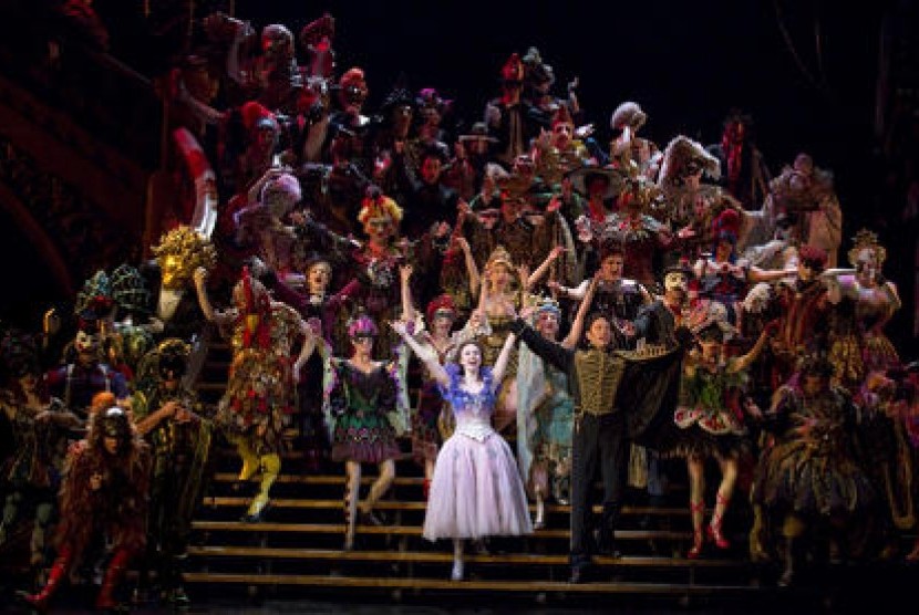 Phantom of the Opera dengan para pemain terbaru saat pentas pada ulang tahun pertunjukan ke-25 di Majestic Theater, Brodway.