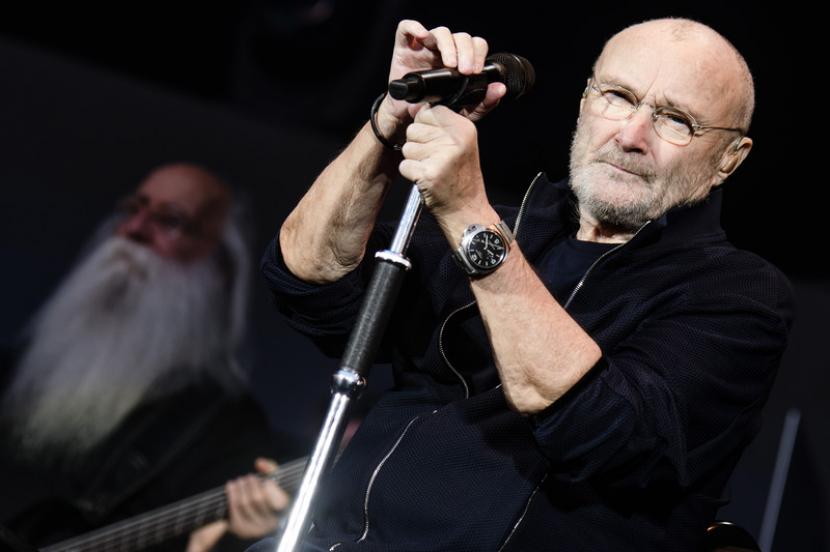 Phil Collins didera masalah cedera tulang belakang. Tak bisa lagi menggebuk drum untuk Genesis, ia menjadikan The Last Domino sebagai tur perpisahan.