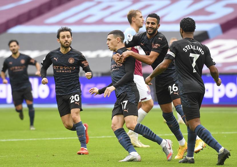  Phil Foden (tengah) merayakan golnya bersama rekan-rekannya di Manchester City dalam laga kontra West Ham United di Stadion London, Britain, dalam lanjutan Liga Primer Inggris, 24 Oktober 2020. Laga City vs tuan rumah West Ham berakhir imbang 1-1.