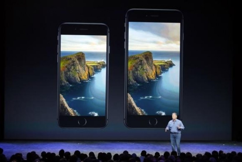 Phil Schiller, Senior Vice President at Apple Inc., speaks about the iPhone 6 (left) and the iPhone 6 Plus during an Apple event at the Flint Center in Cupertino, California, September 9, 2014.