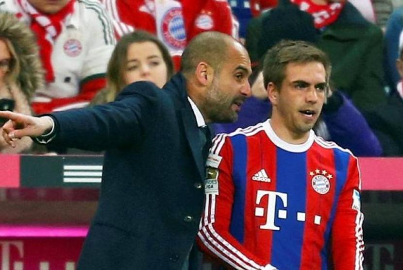 Philipp Lahm (kanan) bersama pelatih Bayern Muenchen Pep Guardiola