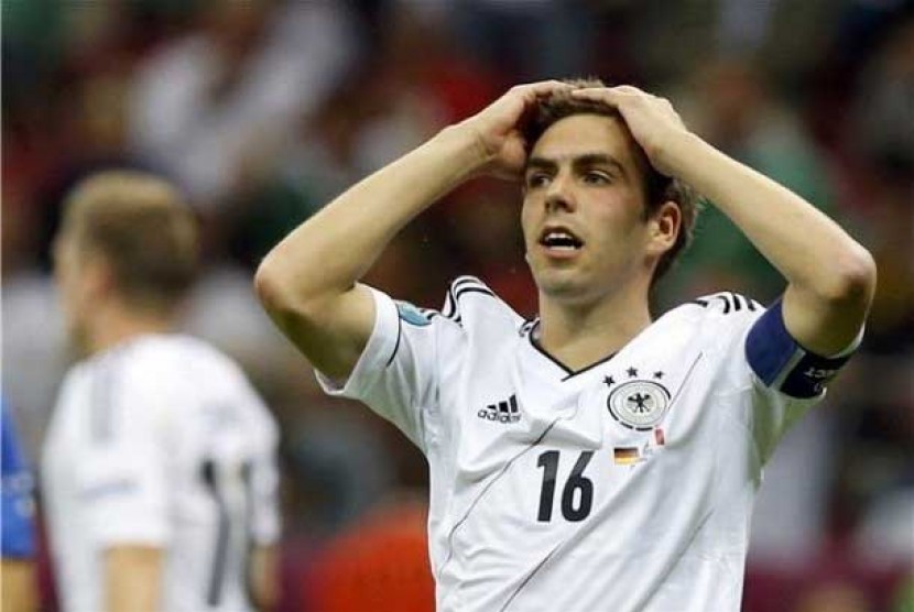 Philipp Lahm, kapten timnas Jerman, kecewa setela timnya kalah 1-2 dari Italia di semifinal Piala Eropa 2012. 