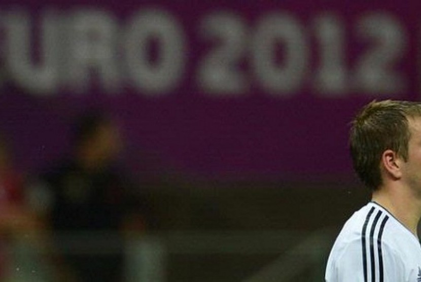 Philipp Lahm terpaku setelah timnya kalah 1-2 atas Italia di babak semifinal Piala Eropa, Jumat (29/6) dini hari WIB.