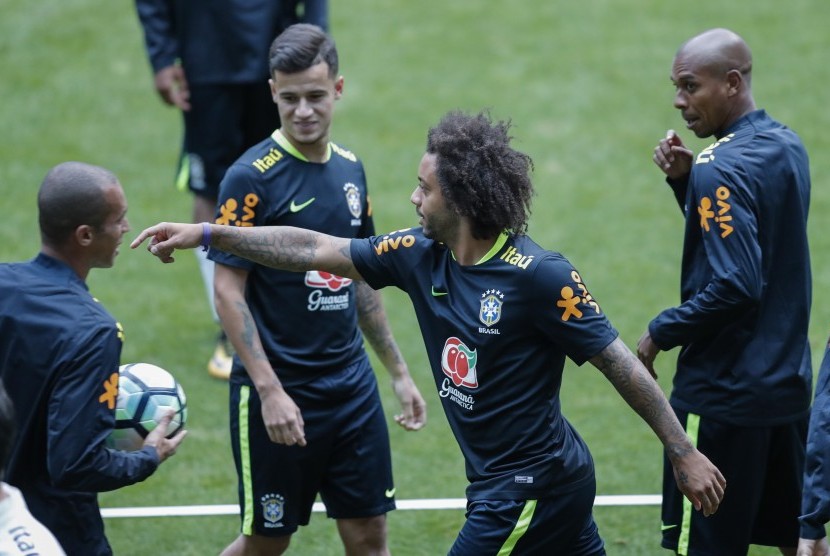 Philippe Coutinho (kedua kiri) berlatih bersama timnas Brasil di Porto Alegre, Rabu (30/8).