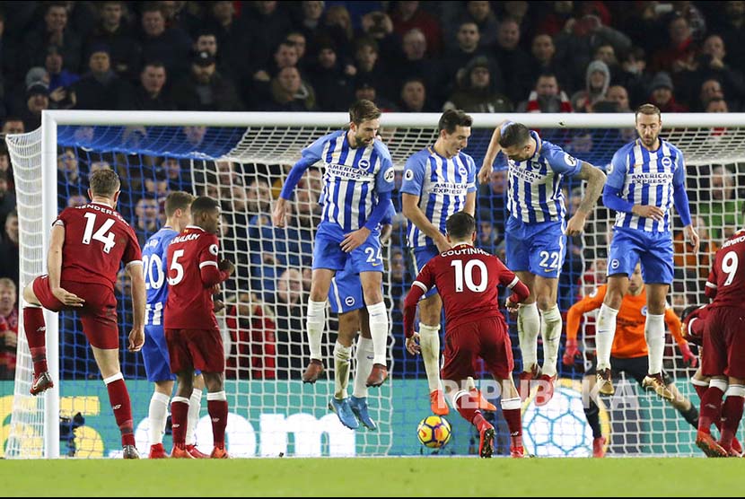 Penyerang Liverpool, Philippe Coutinho mencetak gol ke gawang Brighton Hove and Albion di Stadion American Express, Brighton, Sabtu (2/12).