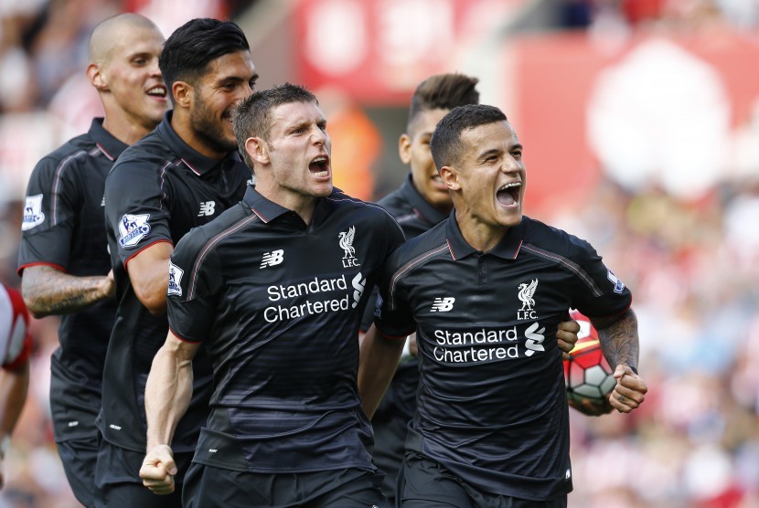 Philippe Coutinho merayakan gol bersama dengan James Milner usai mencetak gol buat Liverpool