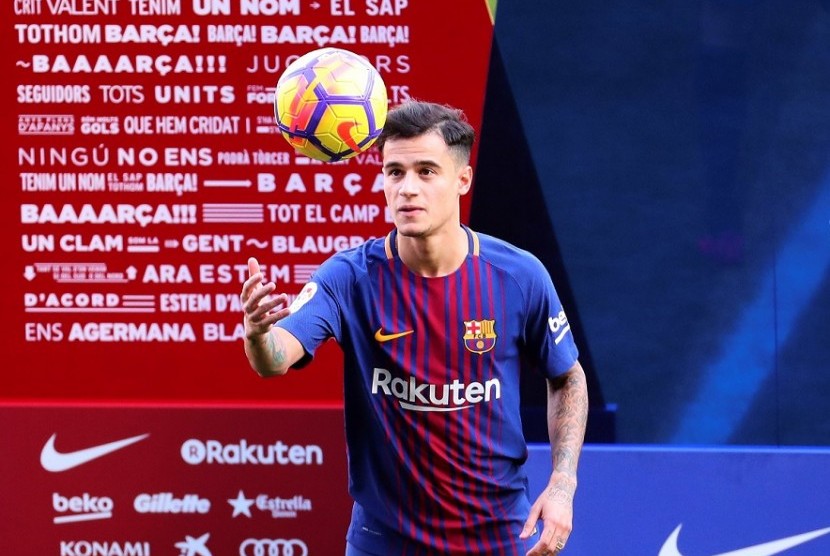 Philippe Coutinho saat diperkenalkan kepada publik di Camp Nou, Senin (9/1).