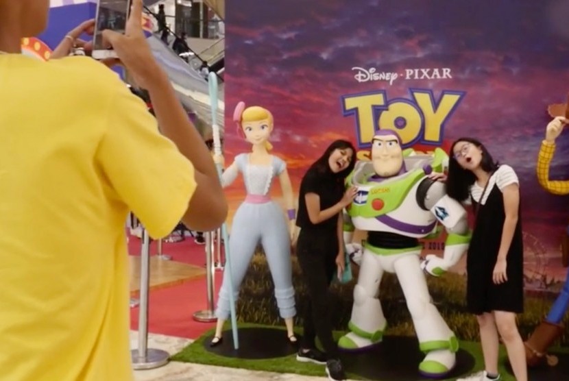 photoboth dengan para tokoh Toy Story 4 di Kota Kasablanka