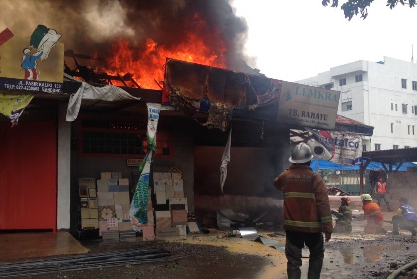 Api melalap sebuah toko bangunan di Jl Pasir Kaliki, depan Istana Plaza, Kota Bandung, Senin (21/3). Penyebab kebakaran masih diselidiki. (Zuli Istiqomah (C26).