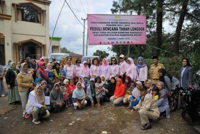 PIA DPR kunjungi korban tanah longsor di Bogor.