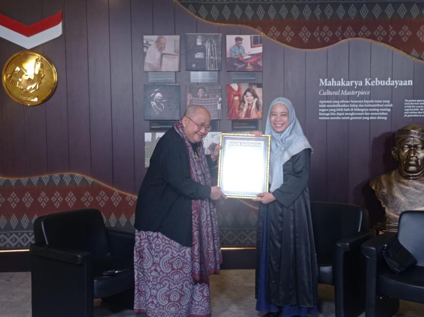 Piagam penghargaan diserahkan langsung oleh pendiri MURI, Jaya Suprana kepada doktor Purwati di Galeri MURI, Jakarta, Selasa (5/7/2022). 