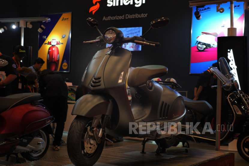 Piaggio 946: Piaggio, nama yang selalu melekat di ingatan penggemar skuter. Produsen asal Italia menampilkan kolaborasi Armani dan Piaggio melalui tampilan Piaggio 946nya.