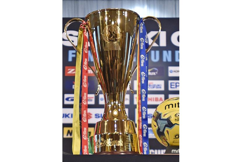 Piala AFF 2016 dipajang ketika pelaksanaan konferensi pers jelang final putaran kedua di Bangkok, Thailand (16/12). 
