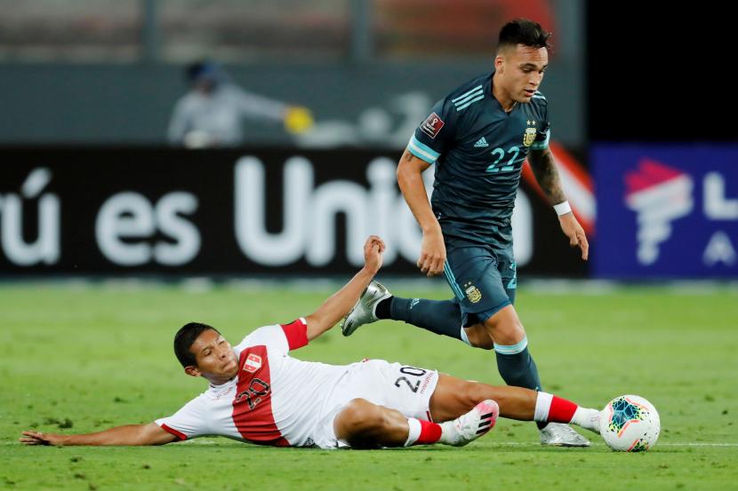  Piala Dunia FIFA 2022 Kualifikasi Amerika Selatan - Peru v Argentina - Estadio Nacional, Lima, Peru - 17 November 2020 Lautaro Martinez Argentina beraksi (atas) derduel dengan pemain Peru Edison Flores Daniel Apuy /  Sepak Bola - Piala Dunia FIFA 2022 Kualifikasi Amerika Selatan - Peru v Argentina - Estadio Nacional, Lima, Peru - 17 November 2020 Lautaro Martinez Argentina beraksi dengan Edison Flores Daniel Apuy dari Peru.