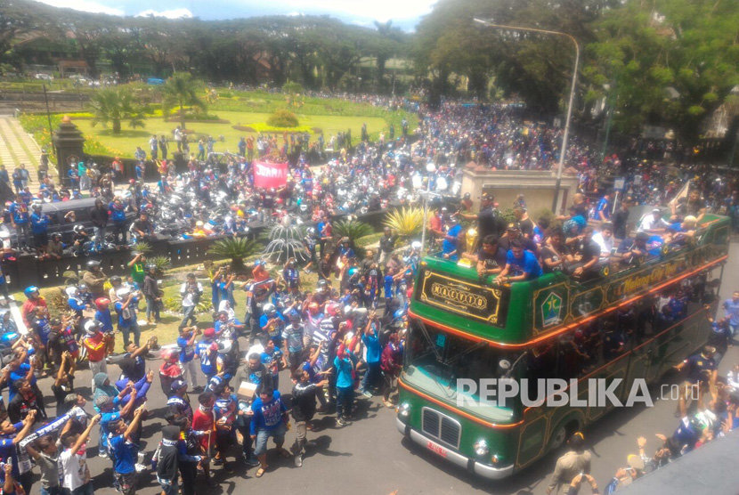 Piala Presiden diarak berkeliling dari Pendopo Kabupaten Malang menuju Balai Kota Malang. Ribuan fans fanatik Arema FC memadati ruas jalan di depan Balai Kota menyambut kedatangan Christian Gonzales dkk. Selasa (14/3).