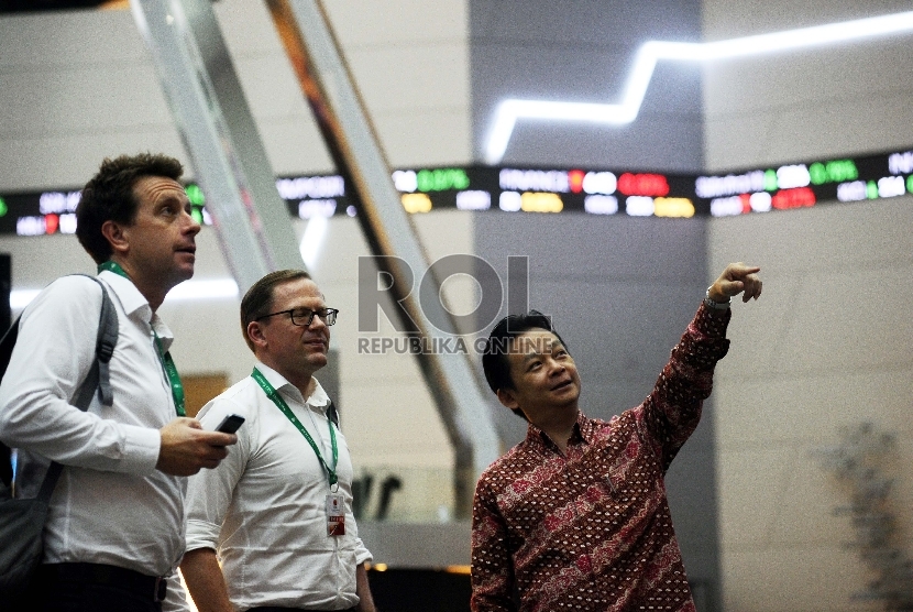 Pialang memantau pergerakan Indeks Harga Saham Gabungan (IHSG) pada sesi penutupan di Bursa Efek Jakarta, Jumat (18/9). Republika/Tahta Aidilla.