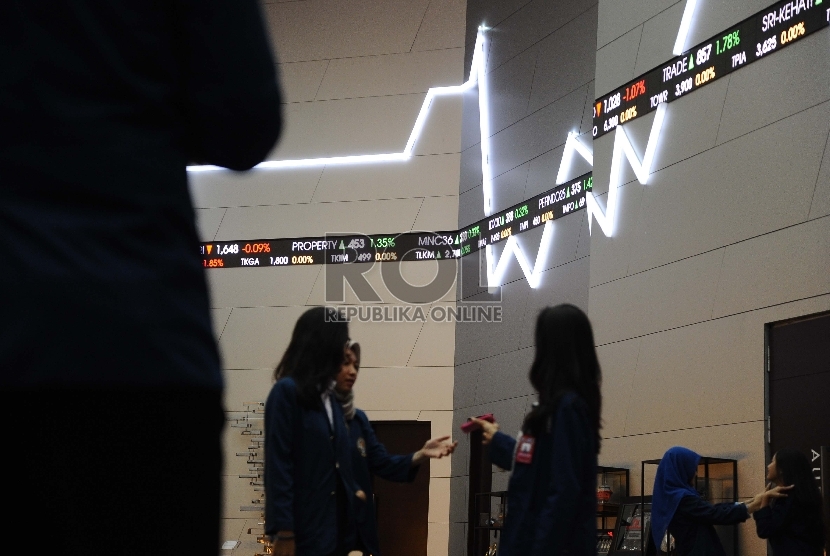 Pialang memantau pergerakan Indeks Harga Saham Gabungan (IHSG) pada sesi penutupan di Bursa Efek Jakarta, Jumat (18/9). Republika/Tahta Aidilla.