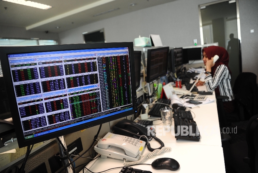  Pialang memantau pergerakkan Indeks Harga Saham Gabungan (IHSG) pada layar di kantor sekuritas, Jakarta, Senin (14\11).