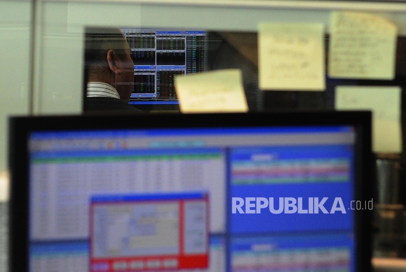  Pialang memantau pergerakkan Indeks Harga Saham Gabungan (IHSG) pada layar di kantor sekuritas, Jakarta, Senin (14\11).