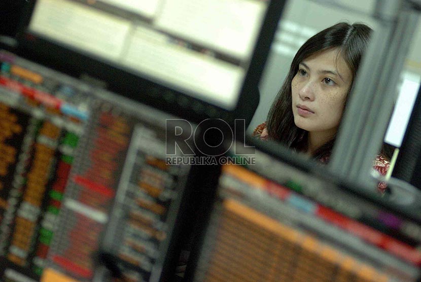 Pialang mengamati pergerakan harga Sukuk di Delaing Room Treasury OCBC NISP, Jakarta, Selasa (18/2). 