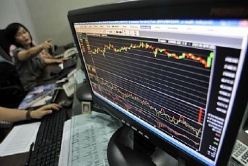 Pialang mengamati pergerakan saham di Bursa Efek Indonesia