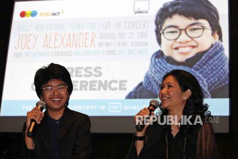 Pianis Muda Joey Alexander (tengah), bersama ibunya Fara Urbach (kanan) memberikan keterangan pers jelang konsernya di Jakarta, Kamis (19/5).