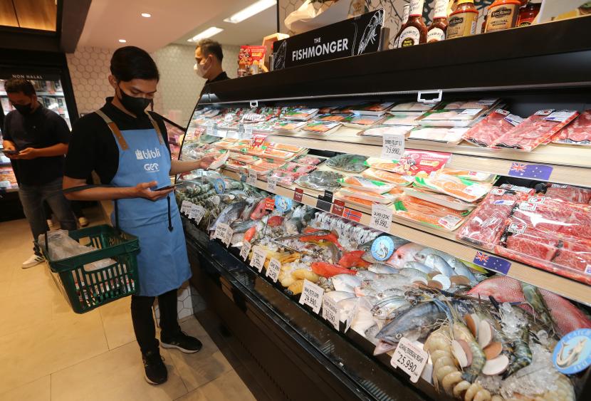 Picker Blibli mengambil pesanan ikan dan daging milik pelanggan melalui aplikasi pada fitur Click & Collect Blibli di sela pembukaan Ranch Market di Living World Alam Sutera, Tangerang, Rabu (11/02/2023).